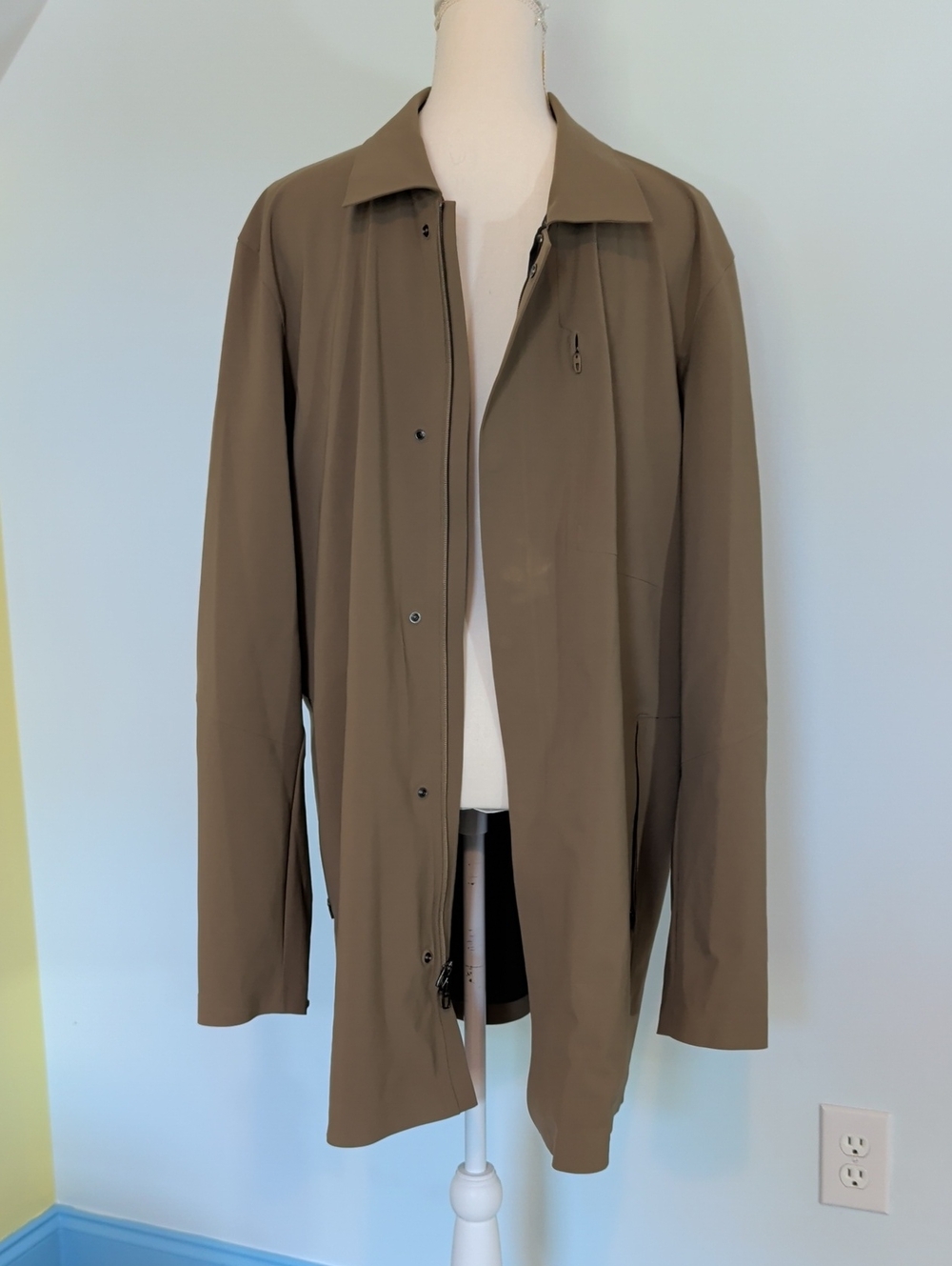 lululemon athletica Men's Olive Raincoat - Weatherproof Shell XL trench coat